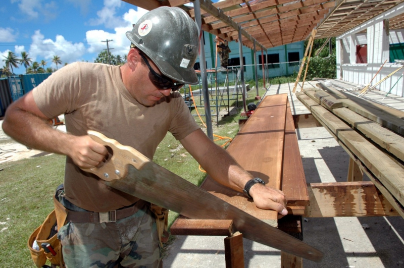 menuisier-MANDELIEU LA NAPOULE-min_worker_construction_building_carpenter_male_job_build_helmet-893290